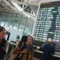 Layar daftar penerbangan terlihat di Terminal Internasional Bandara I Gusti Ngurah Rai, Bali, Kamis (30/11). Bandara tersebut kembali beroperasi terhitung pukul 15.00 WITA, Rabu (29/11). (Liputan6.com/Immanuel Antonius)
