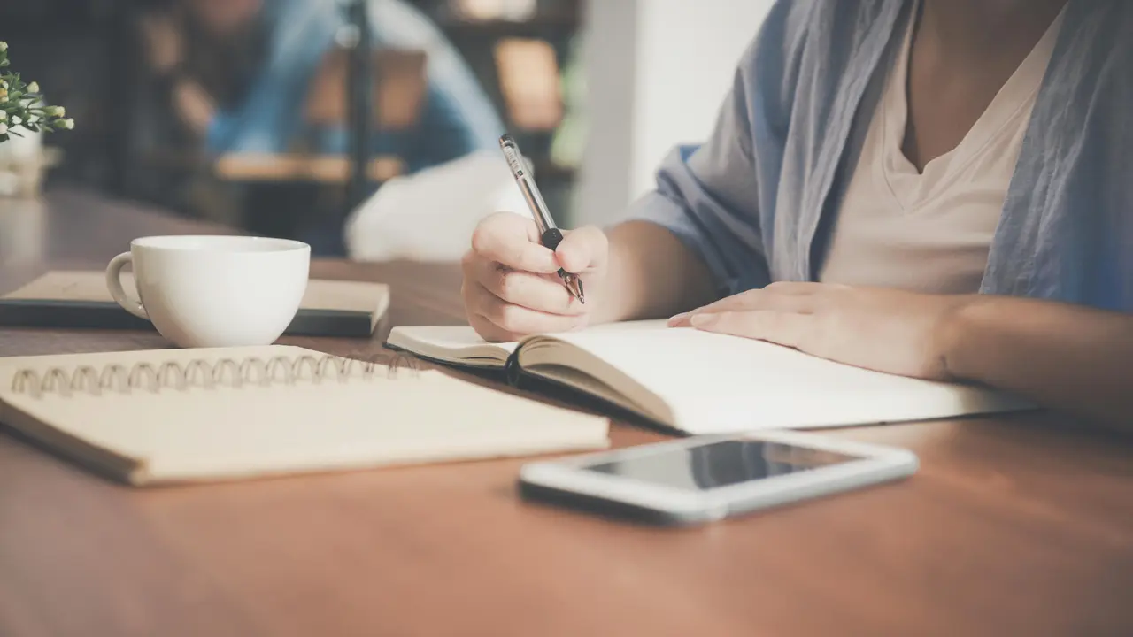 3 Zodiak yang Terkenal karena “Book Smart” dan Cepat Menangkap Informasi