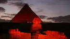 Patung Sphinx dan piramida berwarna merah saat pertunjukan cahaya dan suara di Giza, Mesir, Kamis (23/1/2020). Pertunjukan tersebut digelar sebagai bagian dari perayaan Tahun Baru Imlek. (Xinhua/Ahmed Gomaa)