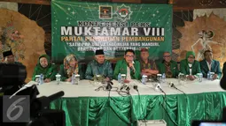 Waketum PPP Emron Pangkapi (tengah) saat menggelar konferensi pers terkait pelaksanaan Muktamar Islah PPP, Jakarta, Kamis (31/3). Muktamar islah ini akan digelar pada 8-11 April 2016 di Asrama Haji, Pondok Gede, Jakarta Timur (Liputan6.com/ JohanTallo)