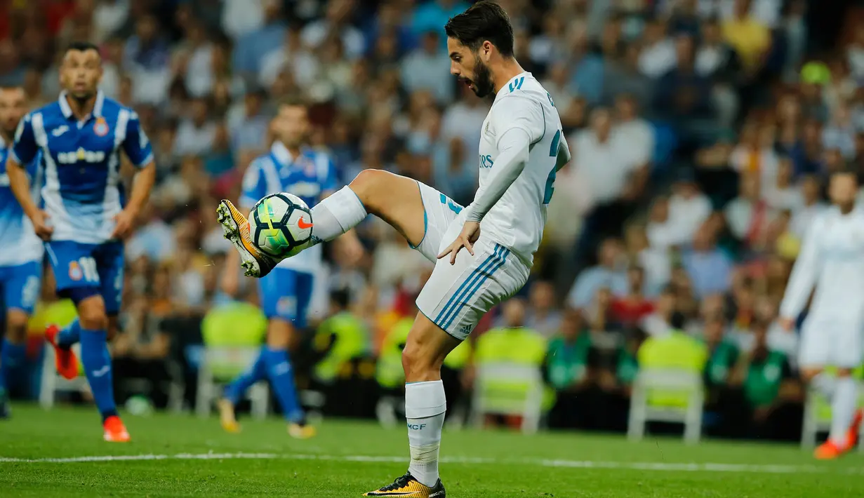 Pemain Real Madrid, Isco mengendalikan bola dalam lanjutan La Liga 2017/2018 melawan Espanyol di Santiago Bernabeu, Minggu (1/10). Isco jadi pahlawan tim setelah memborong dua gol. (AP/Paul White)