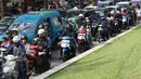 Kendaraan terjebak kemacetan di akses jalan menuju pintu masuk Kebun Binatang Ragunan, Jakarta, Jumat (1/1). Kemacetan tersebut disebabkan oleh tingginya antusiasme warga yang ingin berlibur di kawasan Ragunan. (Liputan6.com/Immanuel Antonius)