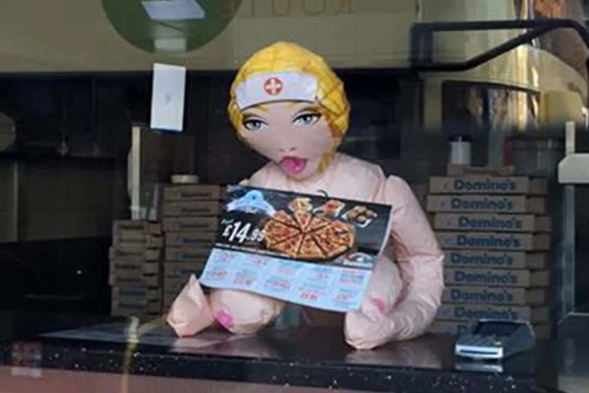 Kedai Pizza Ini Gunakan Boneka Seks untuk Pegang Menu
