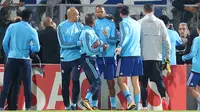 Bek Olympique Marseille, Patrice Evra berusaha ditenangkan oleh rekan-rekannya menjelang partai Liga Europa lawan Vitoria Guimaraes di Estadio D. Afonso Henriques, Jumat (3/11). Evra menendang kepala suporter karena kesal dihina. (AP/Luis Vieira)