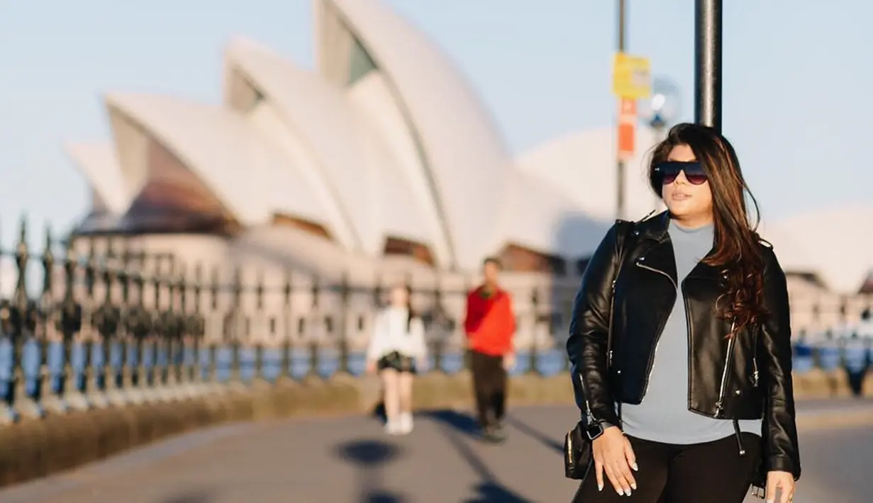 Selain itu, ia juga sering liburan ke beberapa negara. Wanita keturunan Bulgaria-Maluku ini selalu tampil elegan meski menggunakan outfit simpel. Seperti saat mengunjungi Australia, ia memadukan jaket hitam dengan kaus abu-abu. Lengkap dengan kacamata hitam. (Liputan6.com/IG/@ivanova.regina)