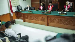 Artis Steve Emmanuel saat menjalani sidang putusan kasus narkoba di Pengadilan Negeri Jakarta Barat, Selasa (16/7/2019). Hakim menilai Steve Emmanuel terbukti melanggar pasal 112 ayat (2) UU RI Nomor 35 Tahun 2009 tentang Narkotika. (Liputan6.com/Faizal Fanani)