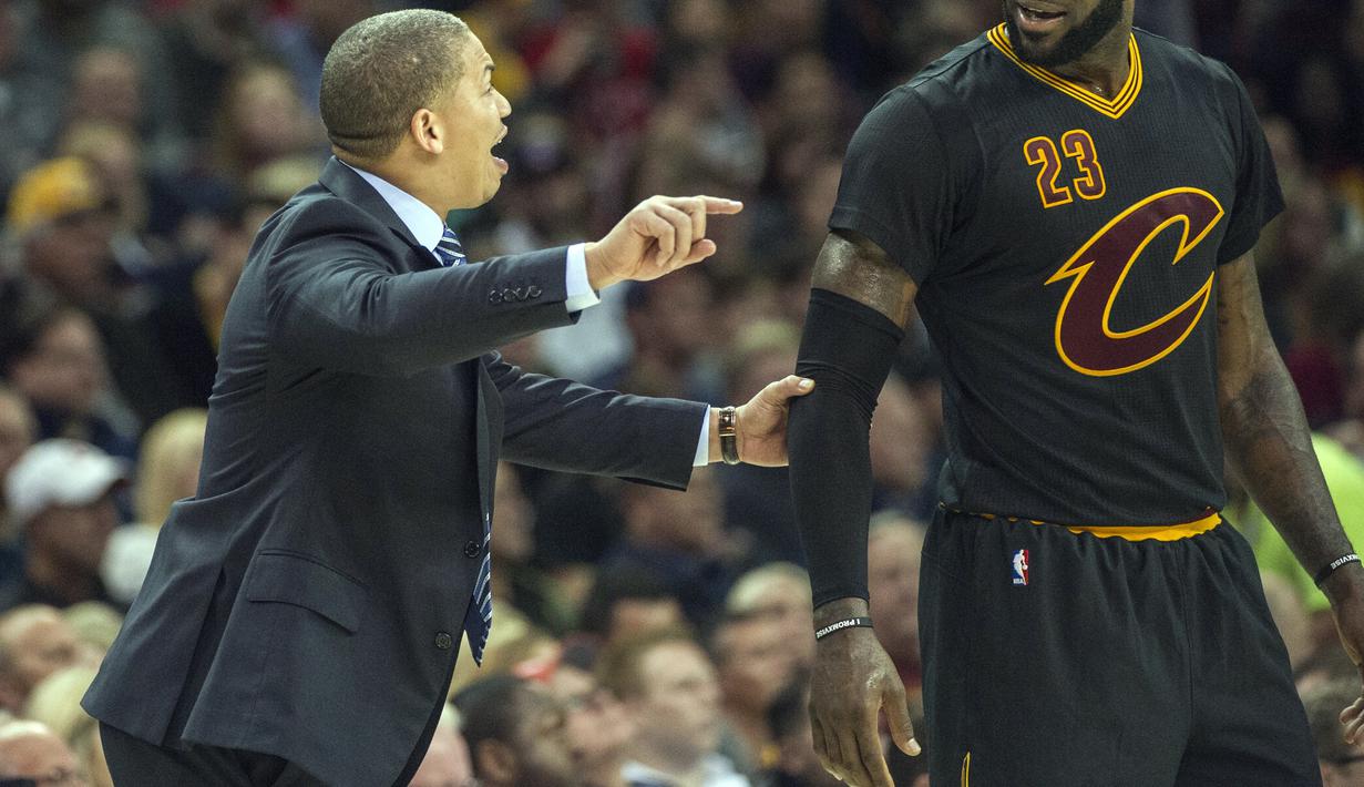 Pemain Cleveland Cavaliers, LeBron James, mendengarkan instruksi pelatihnya, Tyronn Lue, saat melawan Atlanta Hawks pada laga NBA musim reguler 2016-2017 di Quicken Loans Arena, Rabu (9/11/2016) WIB. (AP Photo/Phil Long)