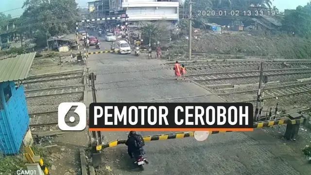 VIDEO: Detik-Detik Pemotor Tabrak Pintu Perlintasan Rel Kereta Api