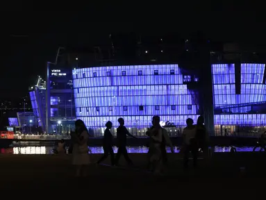 Landmark Pulau Sebitseom diterangi dengan warna ungu di Sungai Han, Seoul, Korea Selatan, Senin (12/6/2023). Pencakar langit, jembatan, dan landmark lainnya di ibu kota Korea Selatan menyala dalam warna ungu untuk merayakan 10 tahun band K-Pop BTS. (AP Photo/Ahn Young-joon)