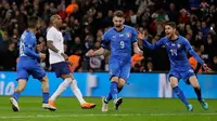 Pemain timnas Italia, Lorenzo Insigne berselebrasi dengan Andrea Belotti dan Jorginho setelah mencetak gol ke gawang Inggris dalam laga persahabatan di Stadion Wembley, Rabu (28/3). Italia menahan imbang Inggris 1-1. (AP Photo/Alastair Grant)