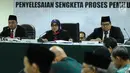 Ketua Sidang Ratna Dewi Petalolo (tengah) membacakan putusan sidang adjudikasi penyelesaian sengketa proses pemilu di Jakarta, Senin (15/1). Sidang menolak gugatan tiga pemohon yaitu Partai Idaman, PIKA, dan PPPI. (Liputan6.com/Helmi Fithriansyah)