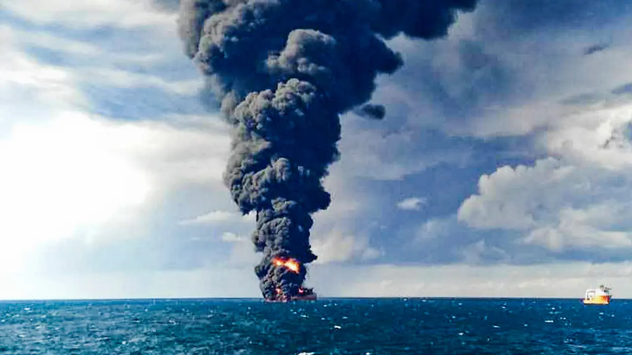 Usai Bertabrakan dan Kebakaran, Kapal Tanker Minyak Iran Tenggelam