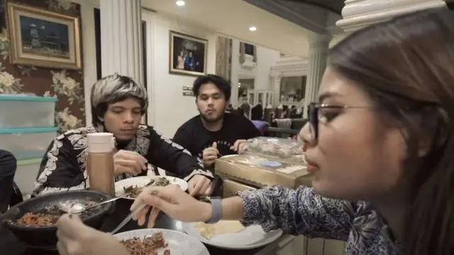 6 Potret Atta Halilintar Sahur Bareng Aurel Hermansyah, Sibuk Masak Telur Dadar
