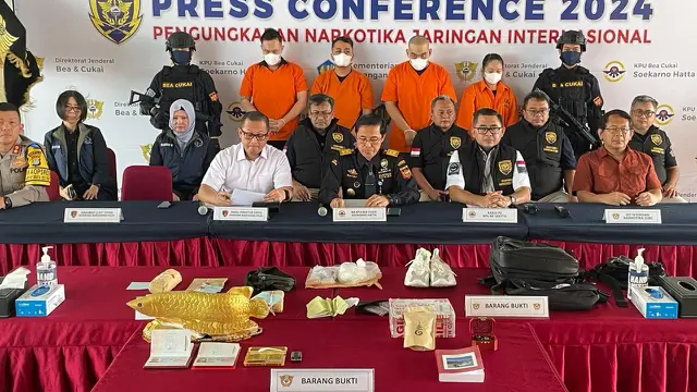 Kepala Kantor Bea Cukai Soekarno-Hatta, Gatot Sugeng Wibowo, bersama Direktorat Interdiksi Narkotika (DIN) DJBC dan Bareskrim Polri saat menggelar barang bukti serta para tersangka penyelundupan narkoba, Selasa (5/3/2024).