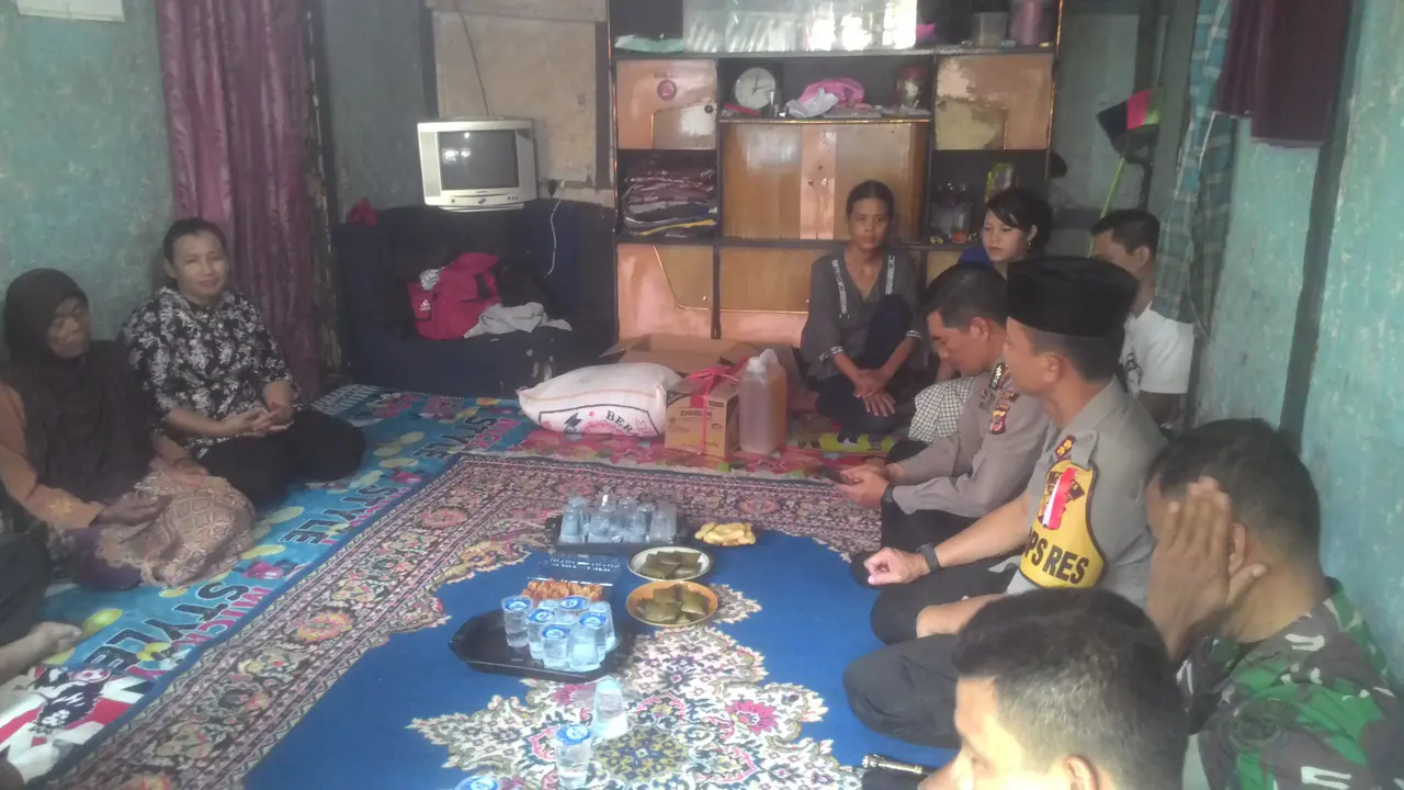 Kapolres Garut mendatangi rumah salah satu anggota KPPS di Garut yang meninggal dunia usai pemilu