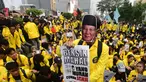Mahasiswa yang tergabung dalam Badan Eksekutif Mahasiswa Universitas Indonesia (BEM UI) saat berunjuk rasa di kawasan jalan Jenderal Sudirman, Jakarta, Jumat (12/6/2026). (merdeka.com/Arie Basuki)