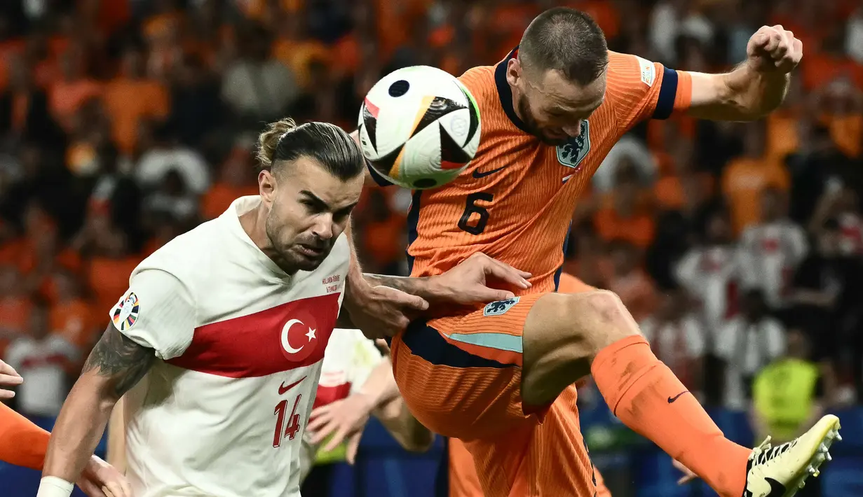 Belanda bangkit dan berusaha mengejar ketertinggalan. Baru pada menit ke-70, Belanda berhasil mencetak gol penyeimbang lewat aksi Stefan de Vrij. (Angelos Tzortzinis/AFP)
