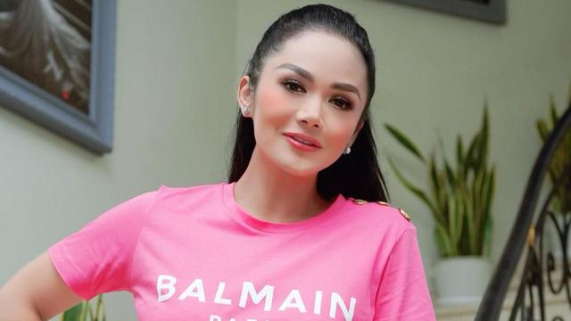 FOTO: Gaya Santai Krisdayanti Pakai Kaus, Tampil Simpel dan Stylish