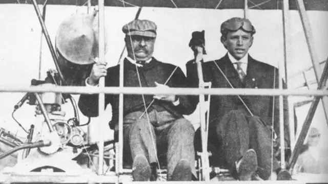 Teddy Roosevelt tercatat dalam sejarah sebagai presiden Amerika Serikat pertama yang naik pesawat.