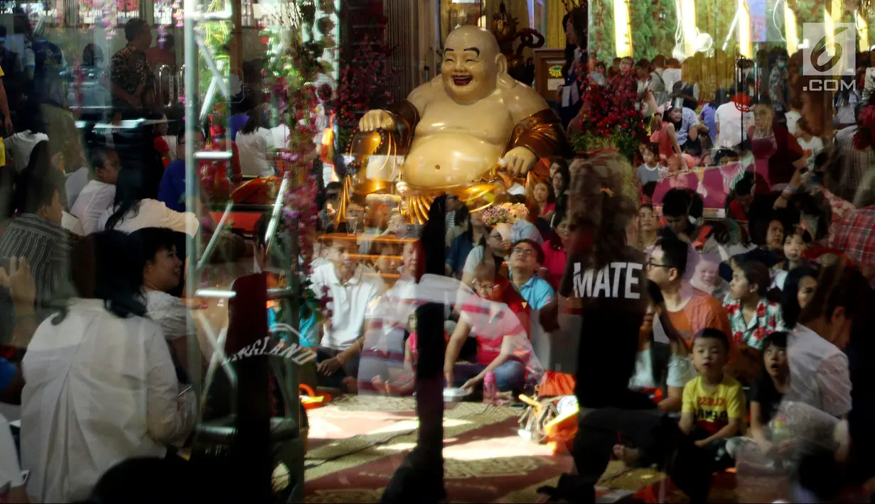 Suasana saat umat Buddha merayakan Hari Raya Waisak 2562 BE/2018 di Wihara Ekayana Arama, Jakarta Barat, Selasa (29/5). Puja Bakti Massal Waisak 2562 BE diikuti oleh ribuan umat Buddha. (Liputan6.com/JohanTallo)