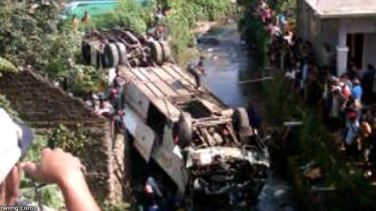 bus-jurang-bener-130821b.jpg