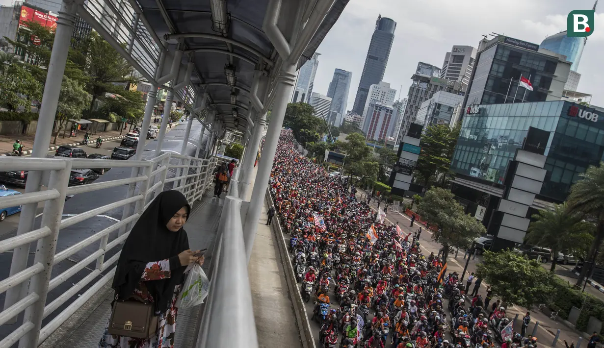 Suporter Persija Jakarta, The Jakmania, konvoi merayakan gelar Piala Presiden dengan melintasi Senayan hingga Monas, Jakarta, Minggu (18/2/2018). Persija meraih juara setelah mengalahkan Bali United. (Bola.com/Vitalis Yogi Trisna)