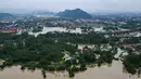 Lebih dari 27.000 orang dievakuasi ke puluhan tempat penampungan sementara. Tampak foto udara menunjukkan area permukiman yang terendam banjir di Kangar, negara bagian Perlis, Malaysia utara, pada Kamis 27 November 2025. (Mohd RASFAN/AFP)