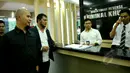 Ahmad Dhani bersama Ramdan Alamsyah saat berada di kantor Direktorat Reserse Kriminal  Khusus Polda Metro Jaya, Jakarta untuk melaporkan pengacara Farhat Abbas terkait kasus pencemaran nama baik di media sosial. (Liputan6.com/Faisal R Syam)