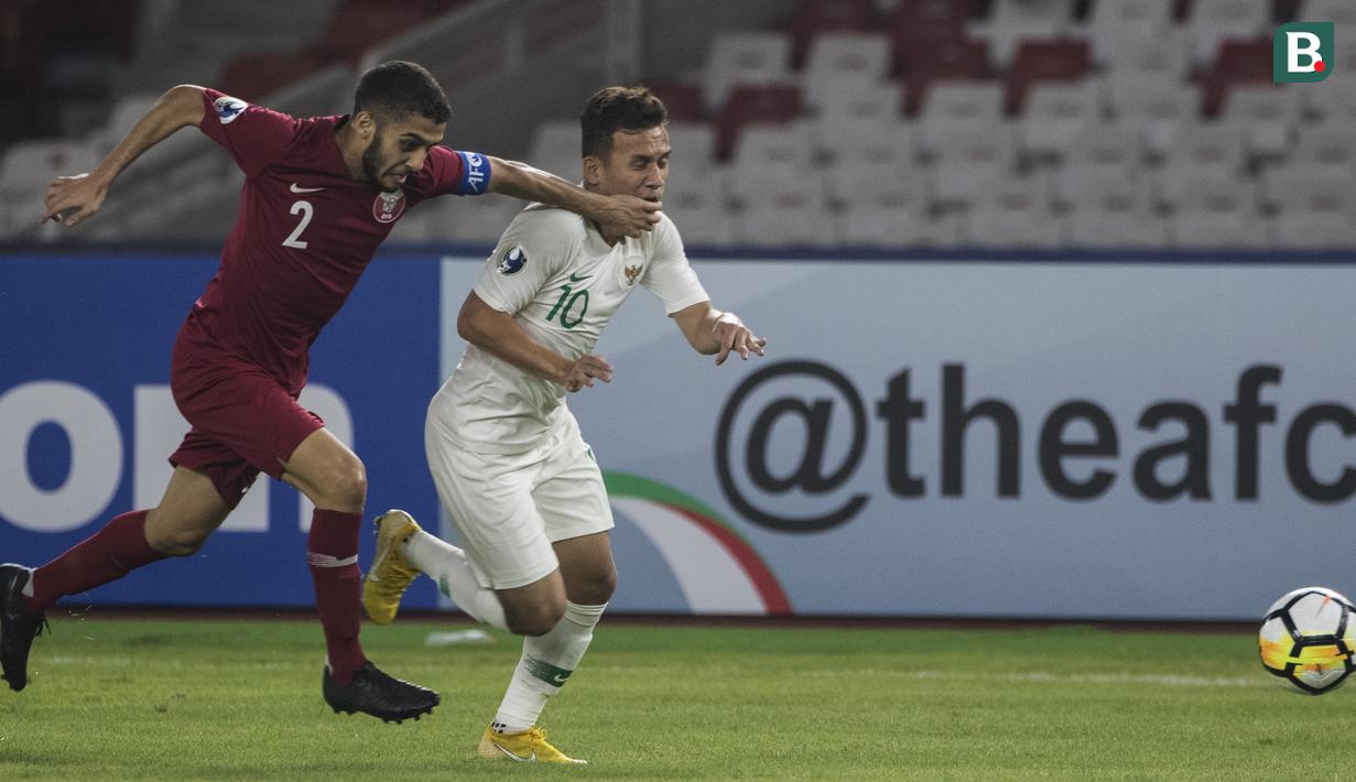 Gelandang Timnas Indonesia, Egy Maulana, ditarik wajahnya oleh bek Qatar, Nasir Baksh, pada laga AFC U-19 Championship di SUGBK, Jakarta, Minggu (21/10). Indonesia kalah 5-6 dari Qatar. (Bola.com/Vitalis Yogi Trisna)