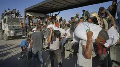Warga Palestina membawa karung-karung tepung yang diturunkan dari konvoi bantuan kemanusiaan dalam perjalanan menuju Kota Gaza dari Jalur Gaza utara, Kamis 31 Juli 2025. (AP Photo/Jehad Alshrafi)