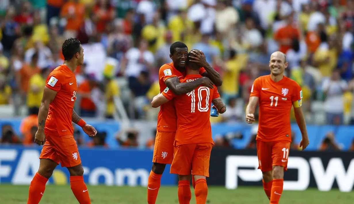 Selebrasi pemain Timnas Belanda usai membekuk Meksiko 2-1 di laga 16 besar Piala Dunia 2014 di Stadion Castelao, Fortaleza, (29/6/2014). (REUTERS/Marcelo Del Pozo)