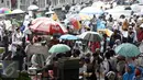 Peserta aksi damai 2 Desember membeli makanan di sekitar Mesjid Istiqlal, Jakarta, Jumat (2/12). Aksi 2 Desember yang dipenuhi massa menjadi kesempatan bagi sejumlah PKL untung meraup untung. (Liputan6.com/Immanuel Antonius)