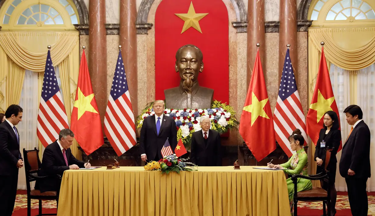 Presiden AS Donald Trump dan Presiden Vietnam Nguyen Phu Trong menyaksikan penandatanganan antara CEO perusahaan penerbangan Vietnam Nguyen Thi Phuong Thao dan CEO Boeing Commercial Airplanes Kevin McAllister di Hanoi (27/2). (AFP Photo/Luong Thai Linh)