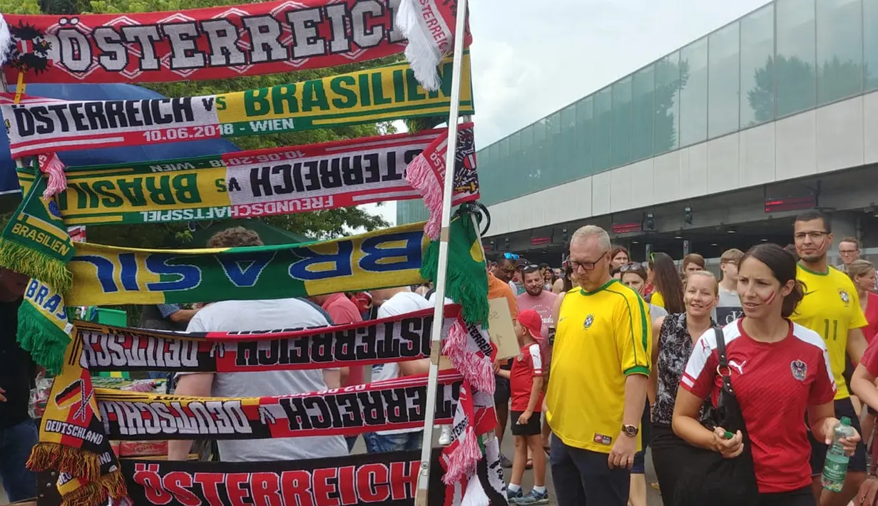Suasana jelang laga persahabatan antara Austria melawan Brasil di sekitar Stadion Ernst Happel, Wina, Minggu (10/6/2018). Austria kalah 0-3 dari Brasil. (Bola.com/Reza Khomaini)