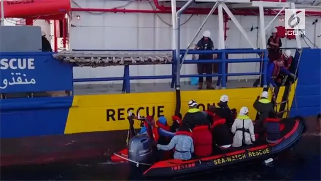 Sebuah rekaman menunjukkan proses penyelamatan Imigran dari Libya di sebuah kapal.
