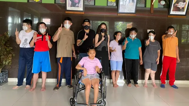 Martin Carter dan Allia Rosa saat menyelenggarakan vaksin di Yayasan Tri Asih yang berlokasi di Jalan Budi Swadaya Kebon Jeruk, Jakarta Barat
