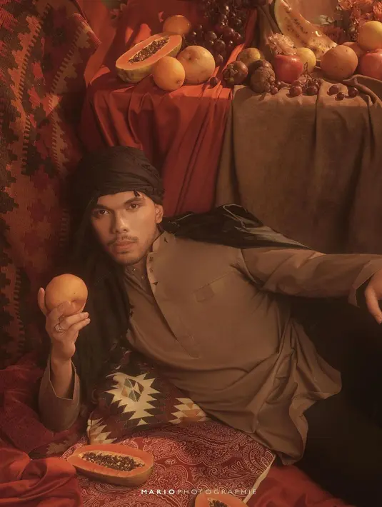 Sorban yang dikenakan melengkapi kenakan baju koko berwarna cokelat dan celana panjang hitam [@thariqhalilintar]