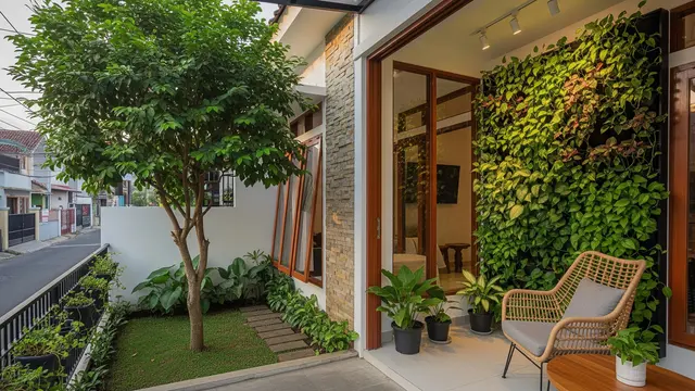 Rumah dengan Teras Mini dan 1 Pohon Rindang Model Biophilic dan Taman Vertikal