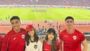 Fuji An hadir mengenakan jersey timnas merah season lalu serasi dengan Verrell Bramasta. Fuji memadukannya dengan celana denim dan topi cap hitam. [@fuji_an]