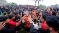 Ribuan The Jakmania hadir langsung untuk memberikan dukungan penuh kepada Persija Jakarta jelang lawan Persib Bandung di Persija Training Ground, Bojong Sari, Depok, Jawa Barat, Jumat (9/1/2026). Suporter fanatik klub ibu kota itu meminta skuad Macan Kemayoran mengalahkan Maung Bandung di laga BRI Super League. (Bola.com/M Iqbal Ichsan)