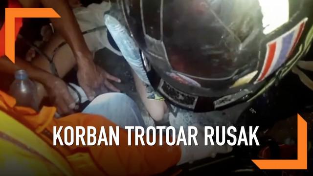 Kaki seorang gadis berusia 16 tahun terjatuh di celah trotoar di Thailand. Petugas berhasil menyelamatkan kaki gadis tersebut setelah 1 jam.