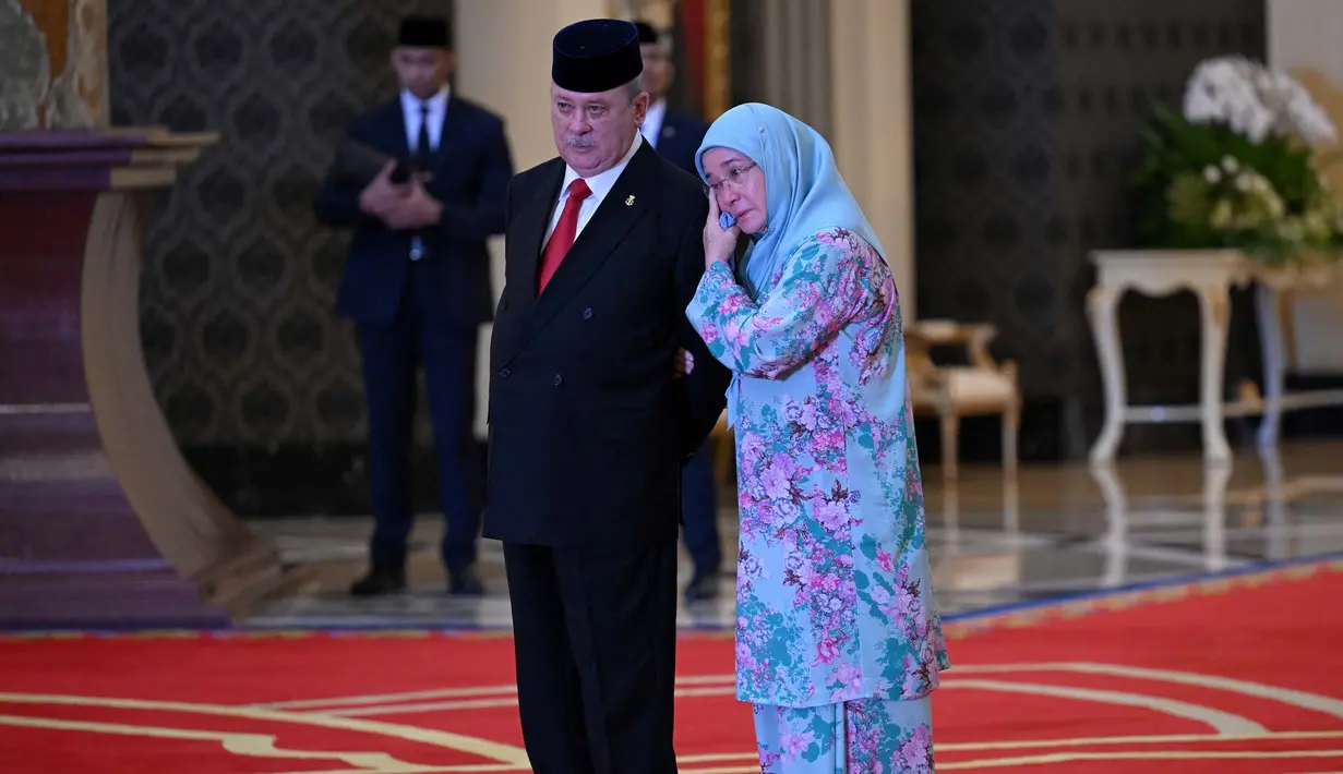 Ratu Malaysia Tunku Azizah Aminah Maimunah Iskandariah (kanan) memeluk saudara laki-lakinya Sultan Ibrahim Iskandar dari Johor setelah pemilihan raja Malaysia di Istana Nasional, Kuala Lumpur pada 27 Oktober 2023. (MOHD RASFAN/POOL/AFP)