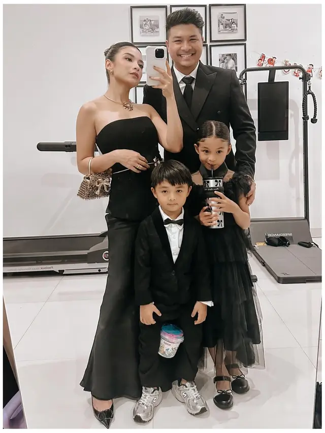 10 Tahun Menikah, Ini 6 Gaya Couple Chelsea Olivia dan Glenn Alinskie Pakai Outfit Hitam