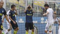 Ekspresi Mauro Icardi, saat gagal mencetak gol lewat penalti pada lanjutan Serie A Italia di Giuseppe Meazza Stadium, Milan (16/10/2016). (AP/Luca Bruno)