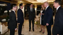 PM Jepang Shinzo Abe saat bertemu dengan Donald Trump di Trump Tower di Manhattan, New York, AS (17/18). Shinzo Abe mengatakan Jepang ingin membangun kepercayaan dan kerjasama dengan AS. (Cabinet Public Relations Office/HANDOUT via Reuters)