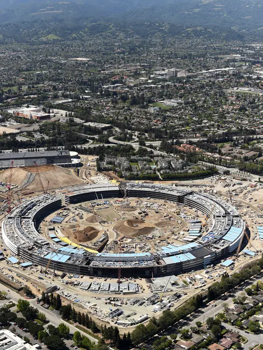 Bangunan proyek Apple Campus 2 saat dalam pembangunan di Cupertino, California (6/4).Dikabarkan proyek ini menghabiskan lebih dari USD 106 juta atau sekitar Rp 1,5 triliun. (REUTERS / Noah Berger)