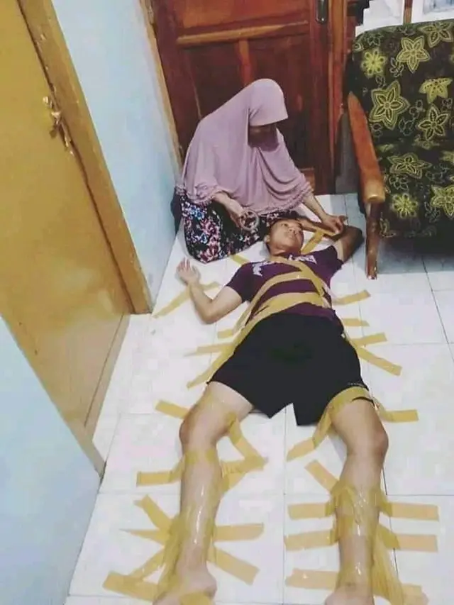 5 Aksi Orang Tua agar Anak Diam di Rumah Ini Bikin Ketawa Geli