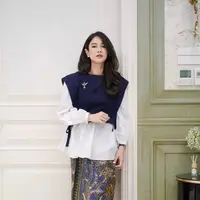 Jalan-jalan di Solo, Dian Sastro tetap tampil stylish dengan padu-padan Batik. Berikut potretnya! (Instagram/therealdisastr).