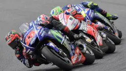 Pebalap Movistar Yamaha, Maverick Vinales, memacu motornya saat balapan MotoGP Italia di Sirkuit Mugello, Minggu (4/6/2017). Vinales finis kedua dengan catatan waktu 41 menit 33,407 detik. (AFP/Tiziana Fabi)