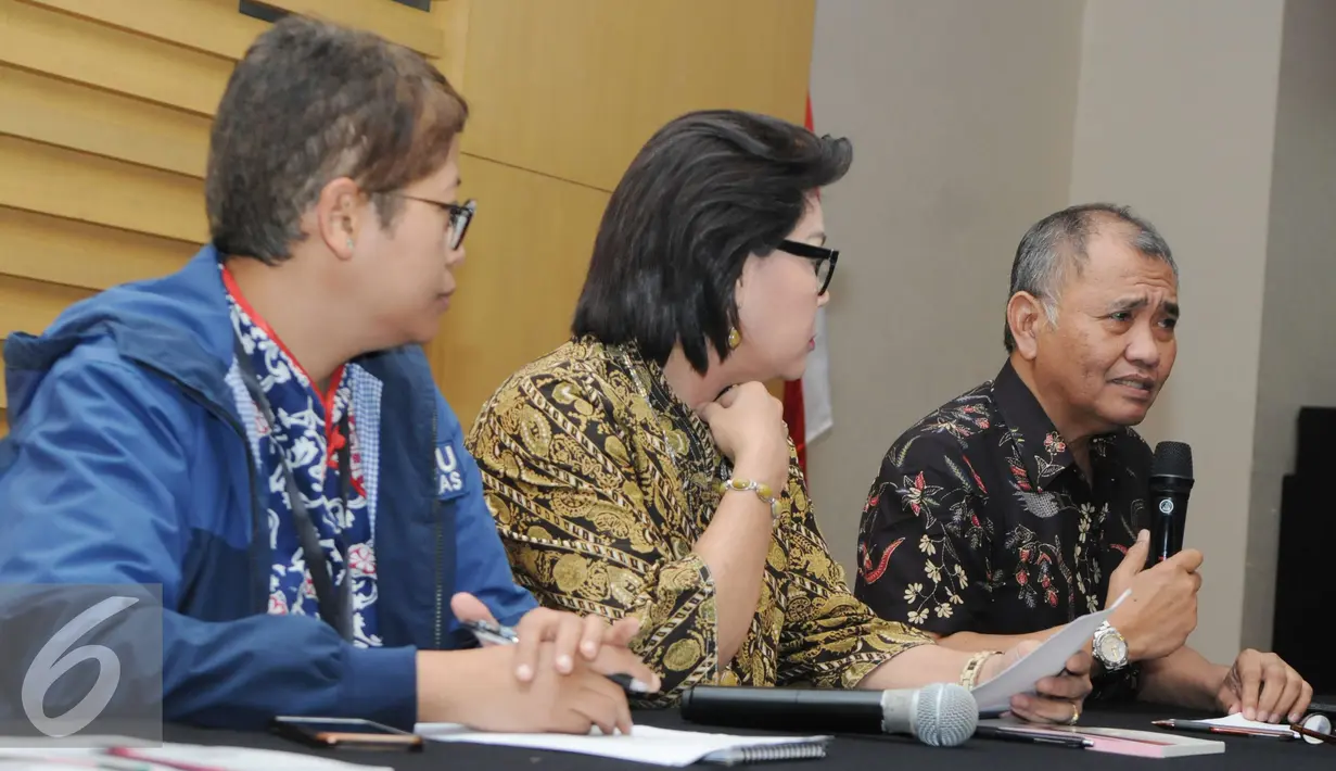 Dalam OTT tersebut KPK mengamankan buku tabungan yang berisi bukti penarikan uang Rp500 juta, Jakarta, Jumat (2/12). Uang tersebut diduga terkait ijon proyek pembangunan Atas Baru tahap II dengan total anggaran Rp57 Milyar.(Liputan6.com/Helmi Afandi)